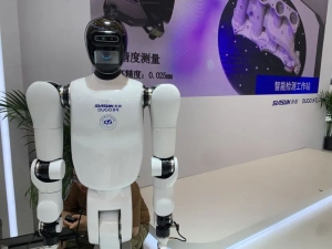 人形機(jī)器人正加速“跑進(jìn)”工廠！浦東機(jī)器人產(chǎn)品、場景持續(xù)上新