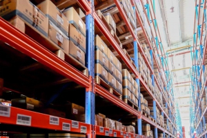 客戶案例|卓一人上行三向叉車+高位揀選車協(xié)同助力不銹鋼標準件企業(yè)，實現(xiàn)倉儲擴容！高效揀選！