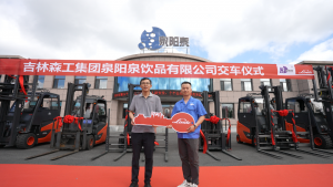 綠色物流再提速！3-3.5噸林德電動(dòng)平衡重叉車交付吉林森工集團(tuán)泉陽(yáng)泉飲品公司