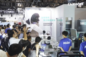 【W(wǎng)AIC現(xiàn)場直擊】全球首例！德馬與智元攜手開啟AI智慧物流新變革