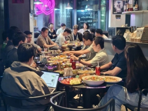 WAIC強(qiáng)化學(xué)習(xí)新范式探索之夜 | 強(qiáng)化學(xué)習(xí)與大模型融合，是智能體進(jìn)化的 “黃金法則”，還是誤入復(fù)雜迷宮的 “冒險(xiǎn)嘗試”？