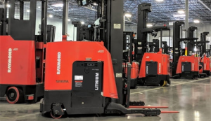 應(yīng)對(duì)強(qiáng)度作業(yè)，雷蒙德推出新型鋰電強(qiáng)化叉車智能化能源生態(tài)