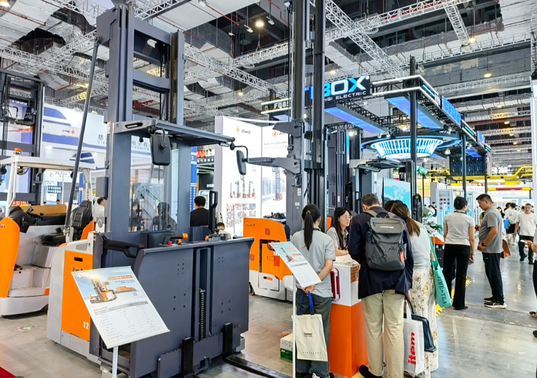 展會直擊 | 工博會首日，卓一多款窄巷道物流方案引圍觀，現(xiàn)場洽談火熱！