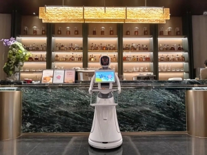 科技點(diǎn)亮服務(wù)！天元瓏廷以艾米送餐機(jī)器人，重塑售樓處體驗(yàn)標(biāo)桿！