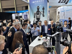 擎朗通用+專用機(jī)器人受邀亮相上海市市長(zhǎng)國(guó)際企業(yè)家咨詢會(huì)議會(huì)外活動(dòng)！