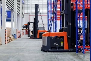 海外案例|卓一人上型三向叉車助力東南亞電力設(shè)備企業(yè)實現(xiàn)高效存儲與揀選！