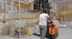 定義窄通道搬運(yùn)邏輯-諾力在北美市場(chǎng)發(fā)布PSR30步行式前移叉車(chē)