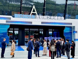 坤達移動儲能機器人亮相2025年"互聯(lián)網(wǎng)之光"博覽會，開啟“樁找車”時代！