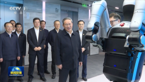 李強(qiáng)總理在廣東調(diào)研，觀看人形機(jī)器人Walker S2，優(yōu)必選創(chuàng)始人周劍參與座談