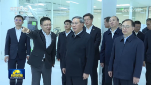 李強(qiáng)總理在廣東調(diào)研，觀看斯坦德機(jī)器人產(chǎn)品