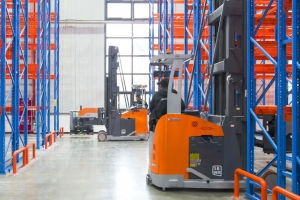 “窄”道超車：1.85m巷道，四臺座駕人下型三向叉車，卓一助動力電池企業(yè)實現(xiàn)庫容翻倍式增長！