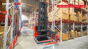 合肥搬易通（MiMA米瑪）站駕式三向叉車 MC12：為服裝制造行業(yè)構(gòu)建高效密集型倉儲，超窄通道叉車當然選MiMA！