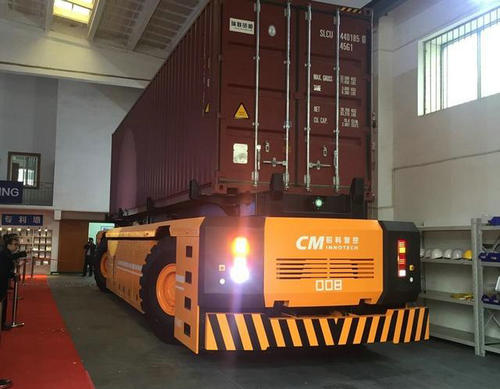 “深圳造”機器人能搬集裝箱