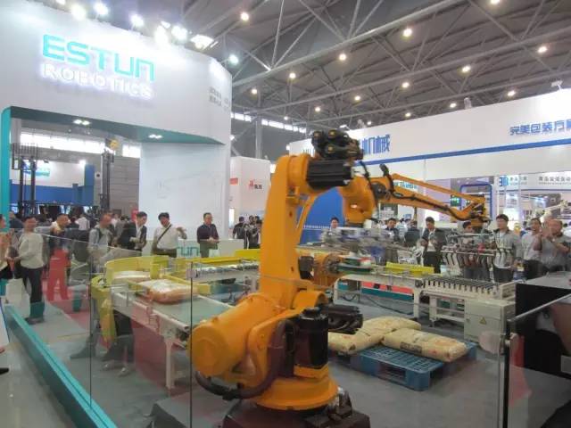 埃斯頓攜碼垛機(jī)器人亮相2016中國(guó)飼料工業(yè)展