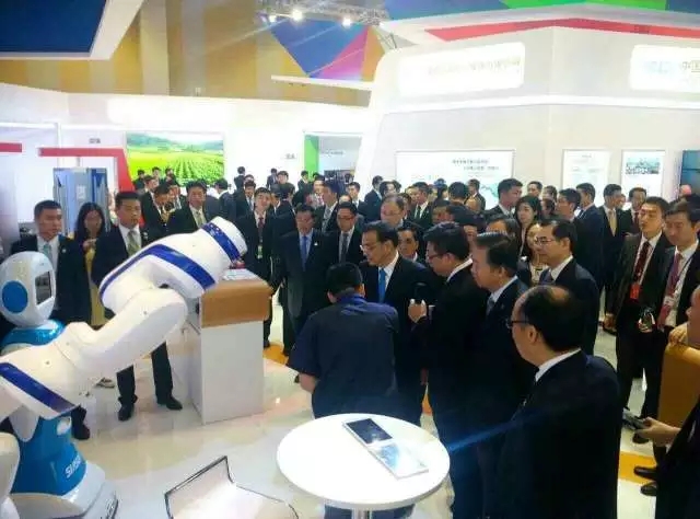 李克強(qiáng)總理再次“接見”新松智能服務(wù)機(jī)器人