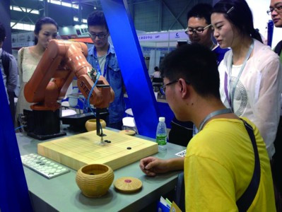 安徽工業(yè)機(jī)器人在合肥集中亮相 搬貨投遞購物都能干