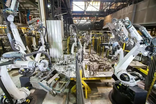 25臺(tái)KUKA機(jī)器人全自動(dòng)化工作