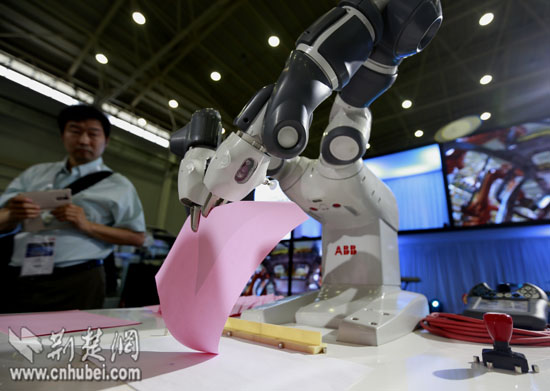 全球首臺(tái)人機(jī)協(xié)作雙臂機(jī)器人首秀武漢