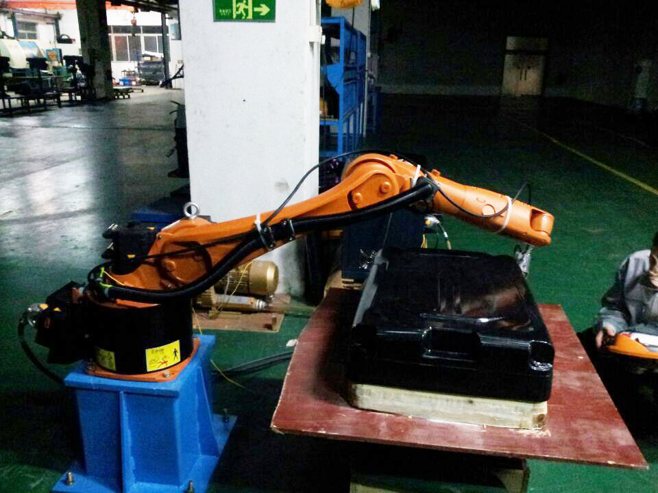 東莞力生箱包切割機(jī)器人